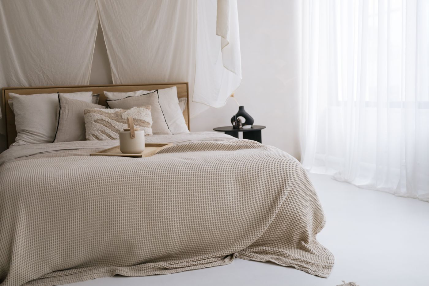 Colchón y ropa de cama en un dormitorio